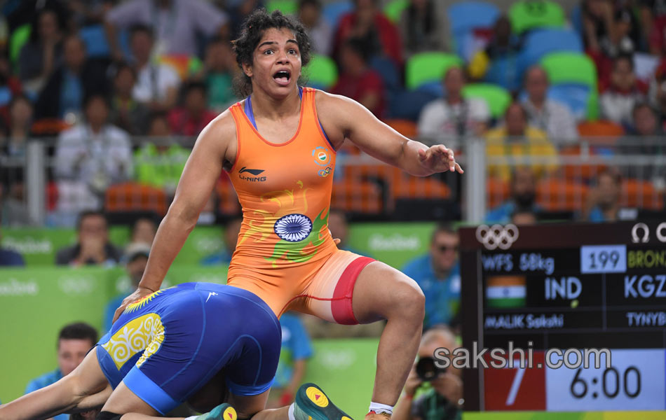 Indias Sakshi Malik poses with her bronze medal3