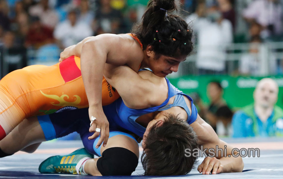 Indias Sakshi Malik poses with her bronze medal6