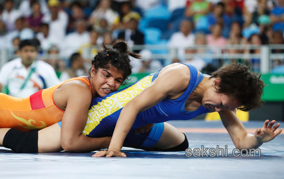 Indias Sakshi Malik poses with her bronze medal13