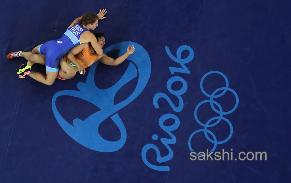 Indias Sakshi Malik poses with her bronze medal14