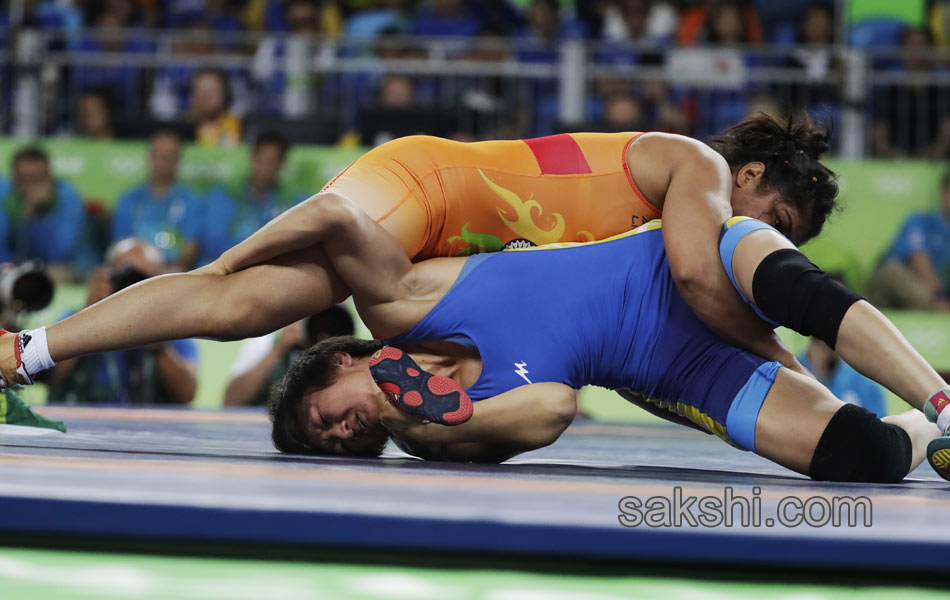Indias Sakshi Malik poses with her bronze medal18