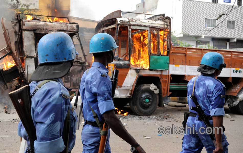 Cauvery burns Bengaluru Curfew in large parts 1 dead in police action - Sakshi2