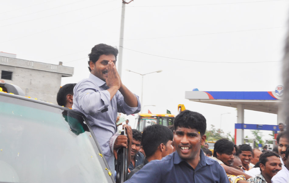 YS Jagan tour in Sathenapalli - Sakshi4