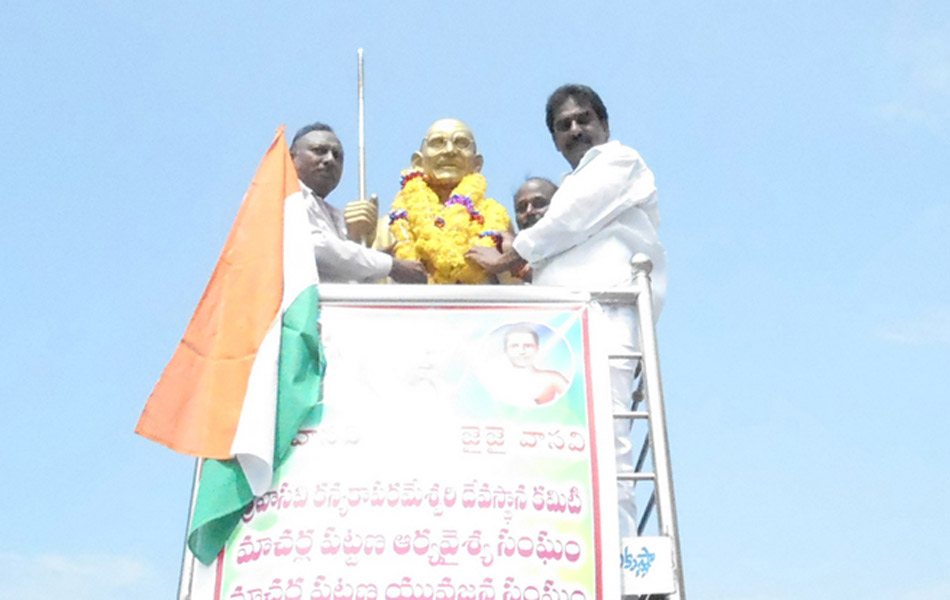 Tribute to Gandhi3