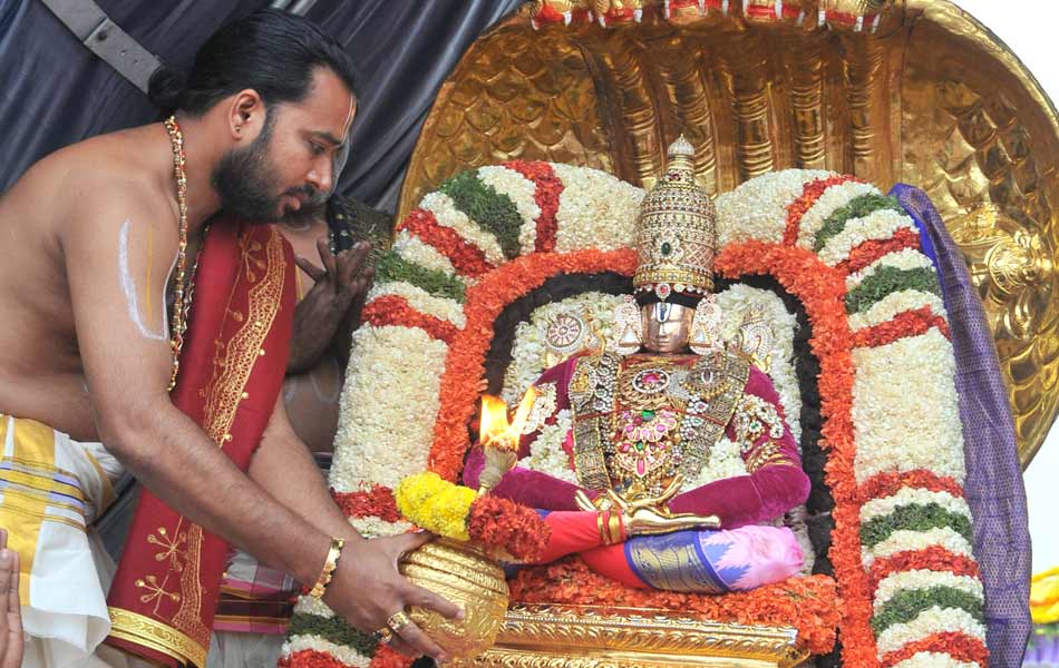 lord srinivasa on hamsa vahan4