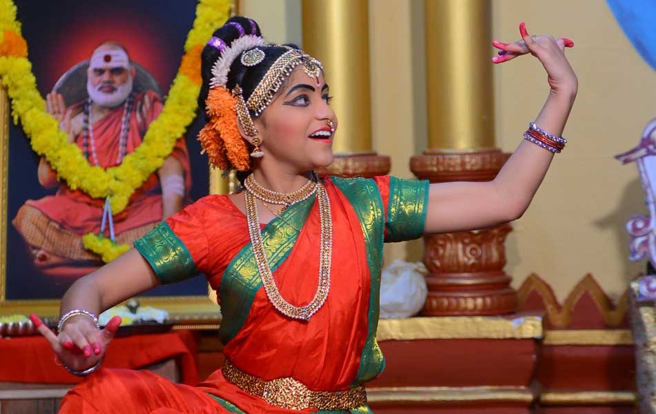 Classical dancers performances on the stage8