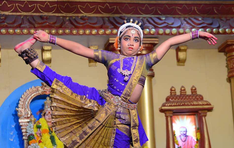 Classical dancers performances on the stage3