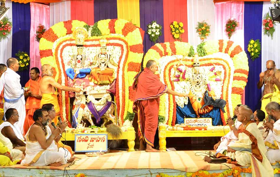 kailasnath on nandivahana - Sakshi5