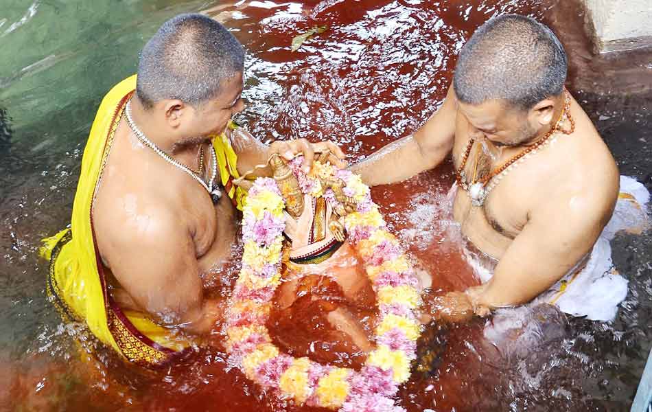 kailasnath on nandivahana - Sakshi8