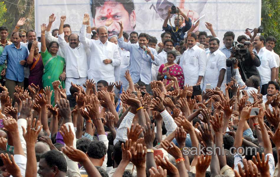 Ys Jagan Visitation to bandarport victims - Sakshi25