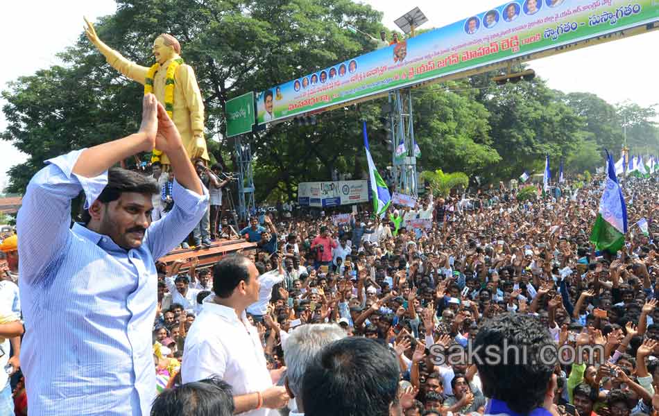 ys jagan mohan reddy in ongole dharna - Sakshi8