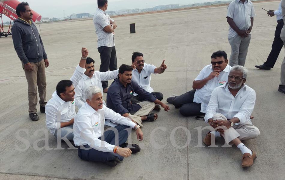 ys jagan stages dharna on vizag runway - Sakshi1