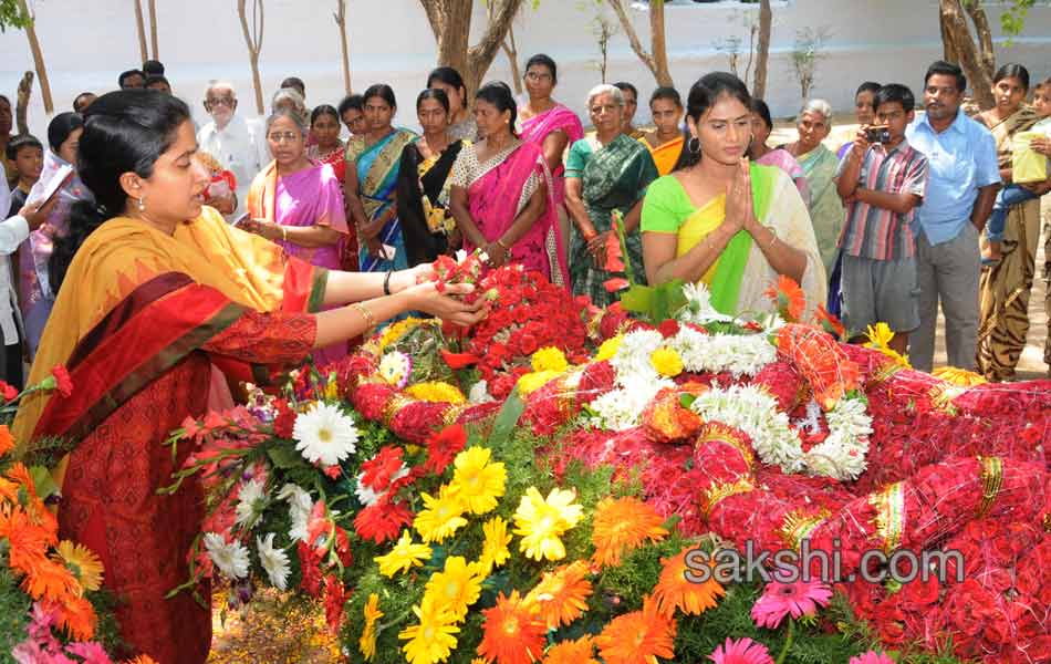 YS Jagan Mohan Reddy Family pay tributes to YS Raja Reddy - Sakshi10