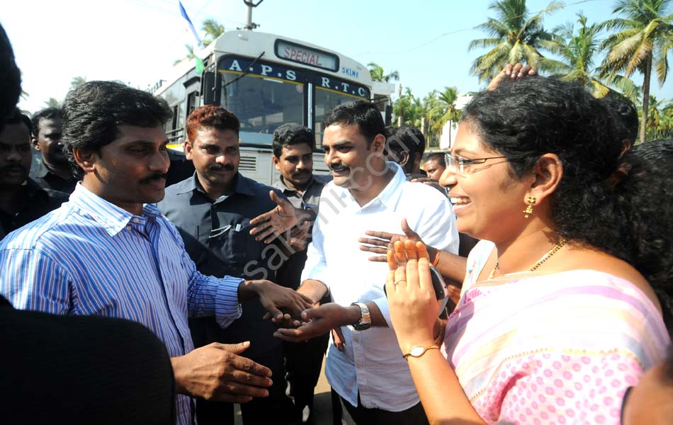 YS Jagan mohan reddy to visit Cyclone Victims in Godavari Districts - Sakshi21