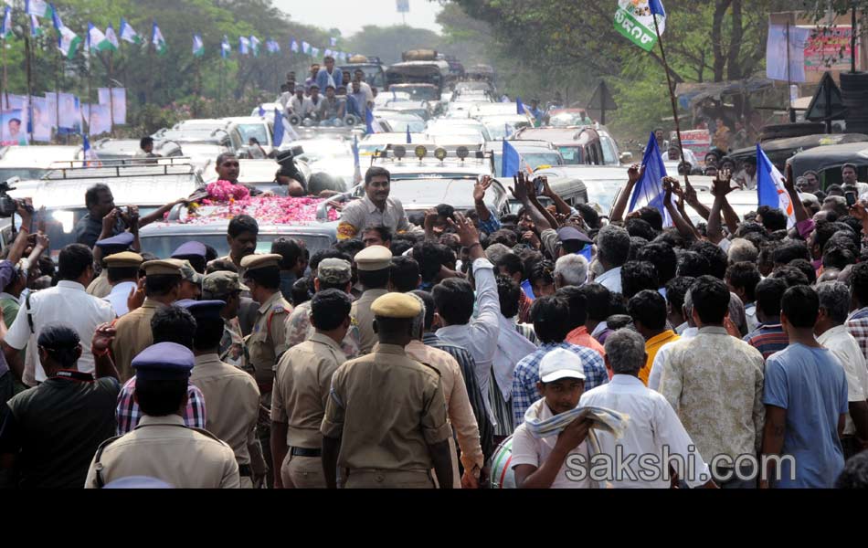 Jagan was received in great way in Gannavaram - Sakshi9
