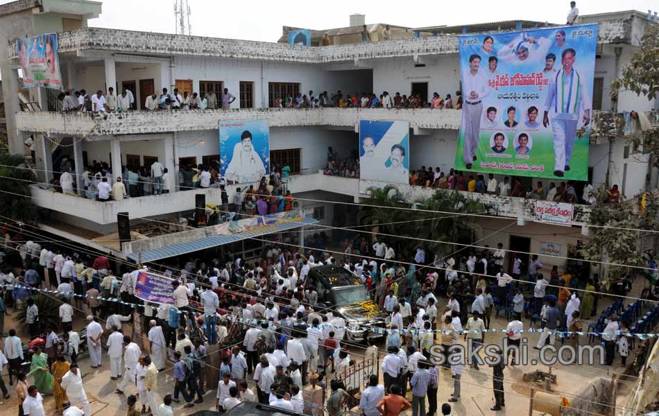 Jagan was received in great way in Gannavaram - Sakshi11