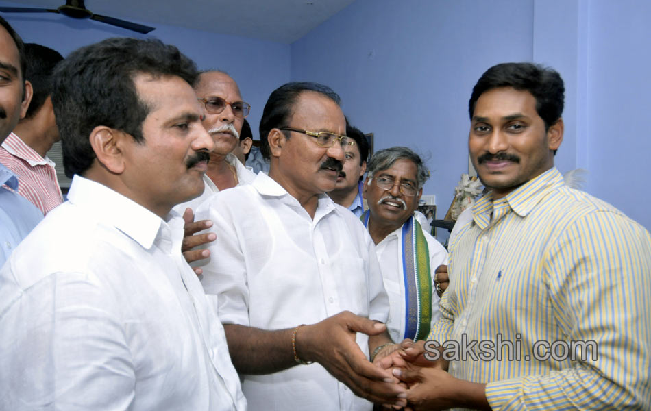 Jagan was received in great way in Gannavaram - Sakshi32