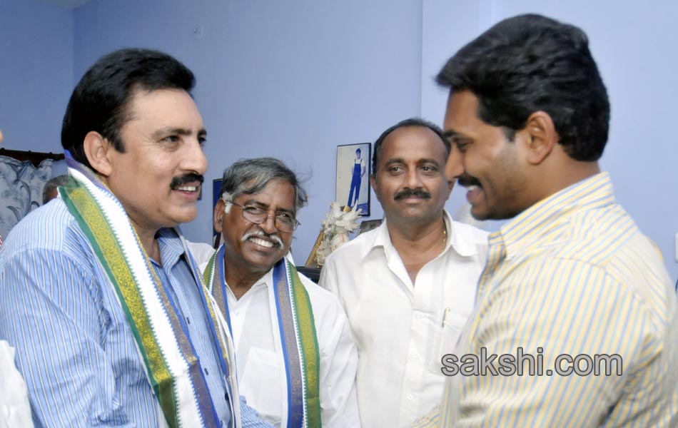Jagan was received in great way in Gannavaram - Sakshi38