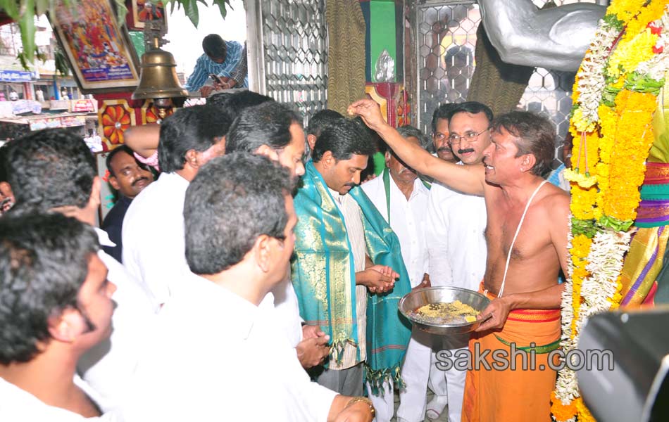 Jagan was received in great way in Gannavaram - Sakshi43