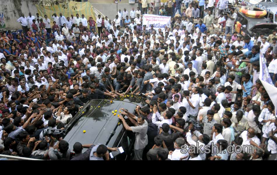 Jagan was received in great way in Gannavaram - Sakshi45