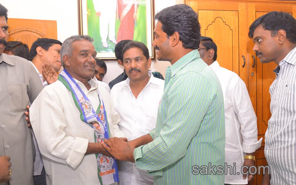 grand response for ys jagan mohan reddy road show - Sakshi1