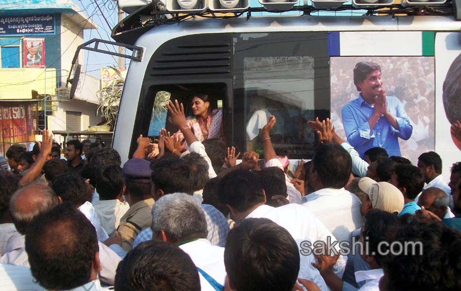 Sharmila s YSR Janpatham at Vinukonda - Sakshi4