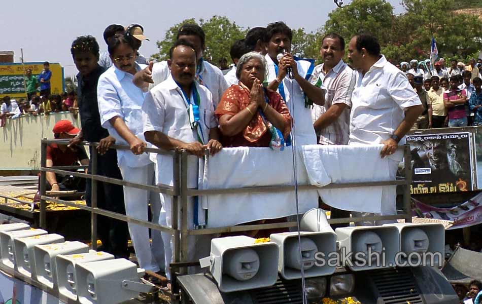 Sharmila s YSR Janpatham at Vinukonda - Sakshi25