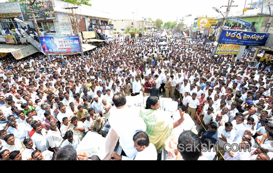 Vijayamma s Janpatham at Kurnool - Sakshi13