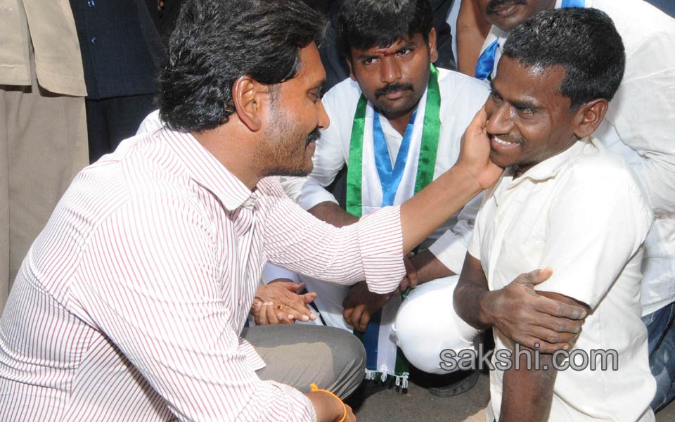 heavy response to ys jagan mohan reddy janapatham - Sakshi13