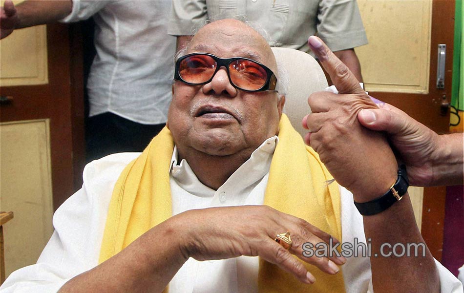 Celebrities turn up big time to vote - Sakshi19