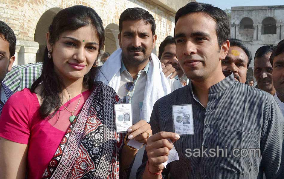 Celebrities turn up big time to vote - Sakshi24