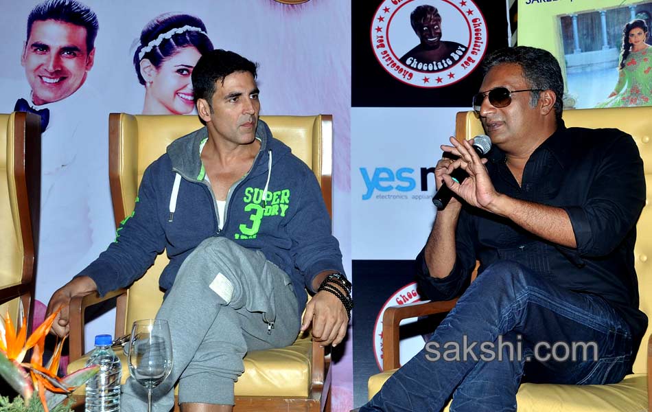 Akshay Kumar and Tamanna during their film Entertainment6