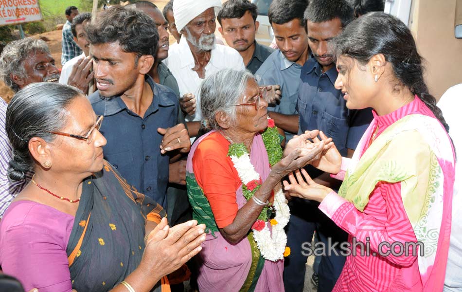 second day of ys sharmila paramarsha yatra11