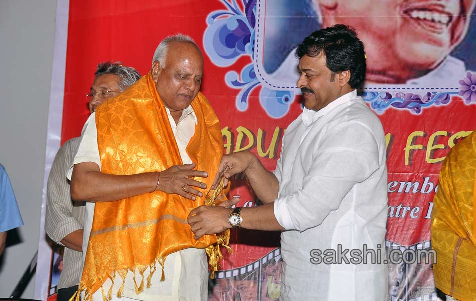chiranjeevi arrived as cheif guest for bapu s pictures exibition7