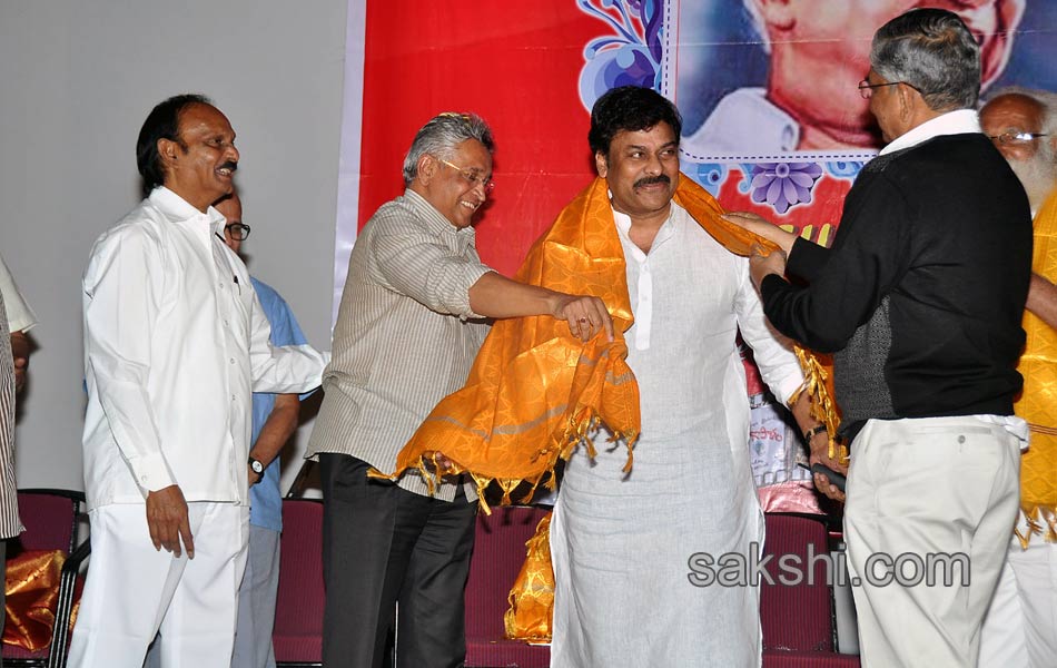 chiranjeevi arrived as cheif guest for bapu s pictures exibition11