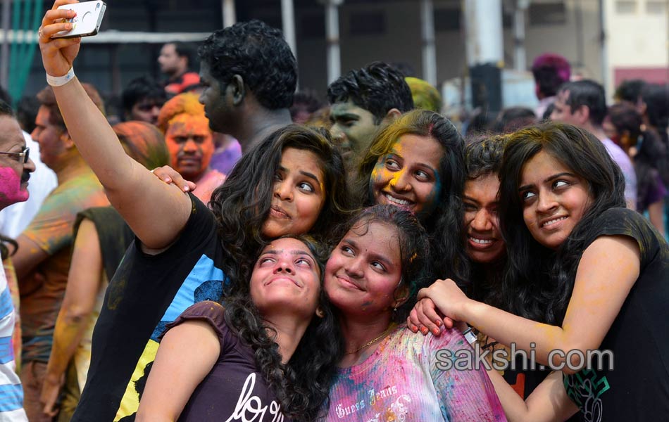 holi celebration in hyderabad14
