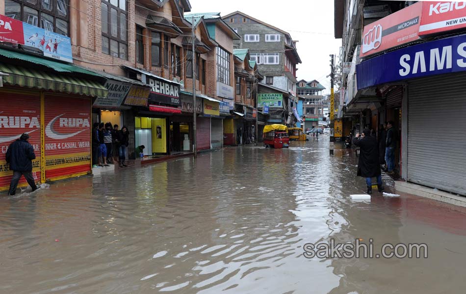 Heavy rains devastate Kashmir Valley with flash floods4