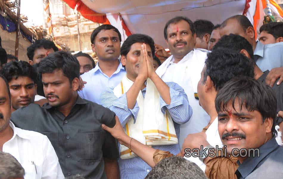 YS jagan mohan reddy attened ontimitta rathostavam - Sakshi3