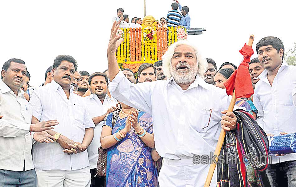 cm kcr pays tribute to activist Phule3
