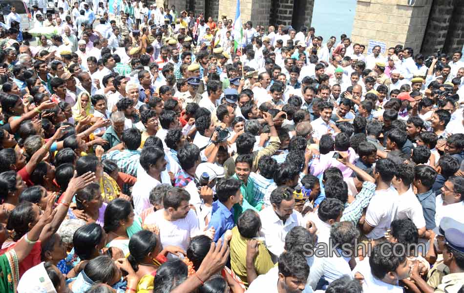 YS Jagan mohan reddy goes to prakasham barrage - Sakshi6