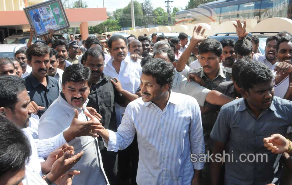 YS Jagan mohan reddy goes to prakasham barrage - Sakshi16