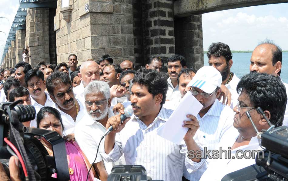 YS Jagan mohan reddy goes to prakasham barrage - Sakshi17