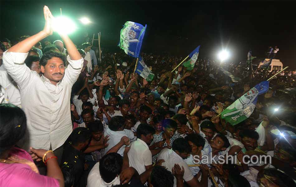 YS Jagan mohan reddy goes to prakasham barrage - Sakshi25