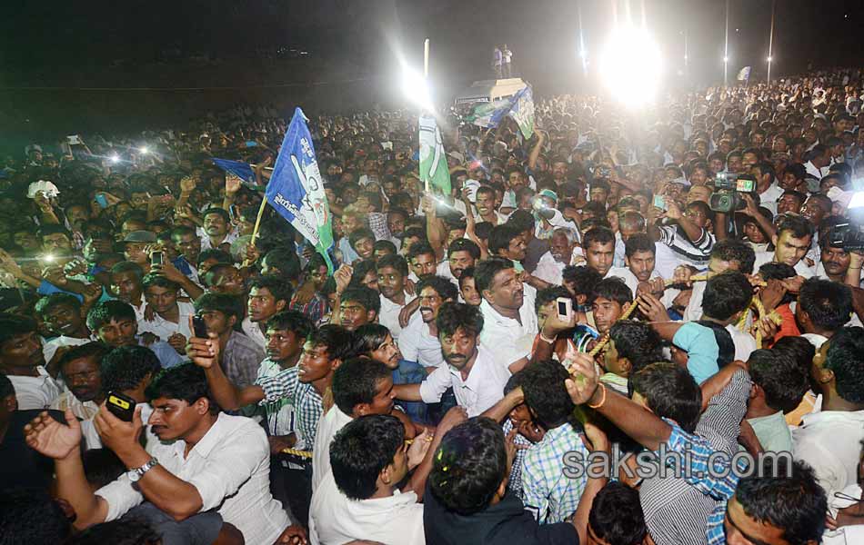 YS Jagan mohan reddy goes to prakasham barrage - Sakshi28