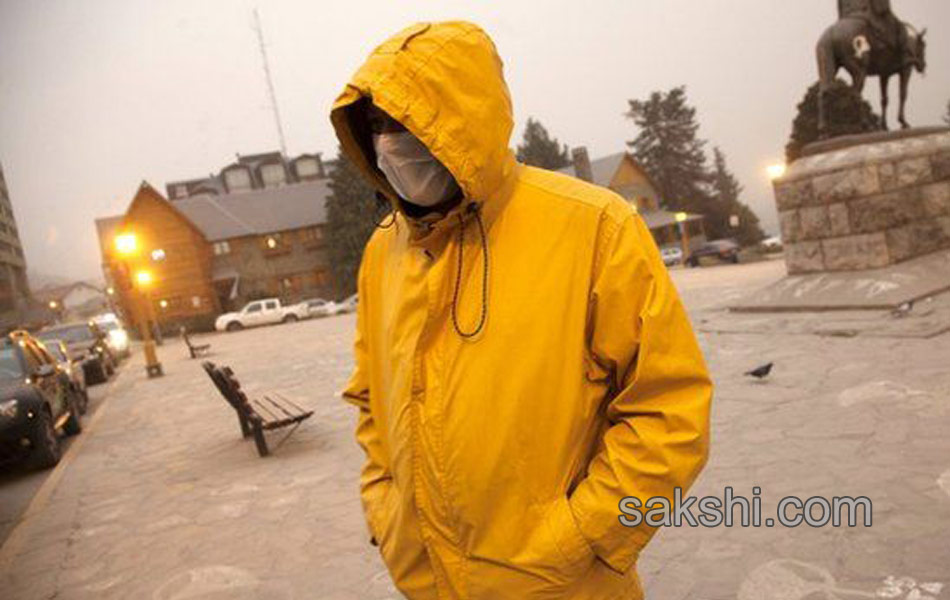 Evacuation as Calbuco volcano erupts in Chile14