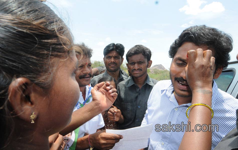 YS jagan mohan reddy tour in ananthapuram - Sakshi11