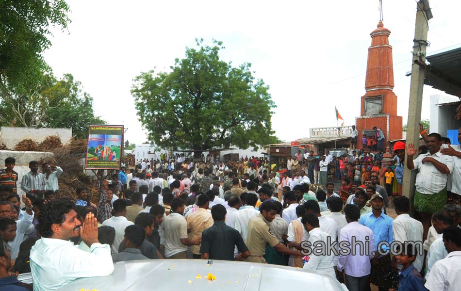 YS jagan mohan reddy tour in ananthapuram - Sakshi2
