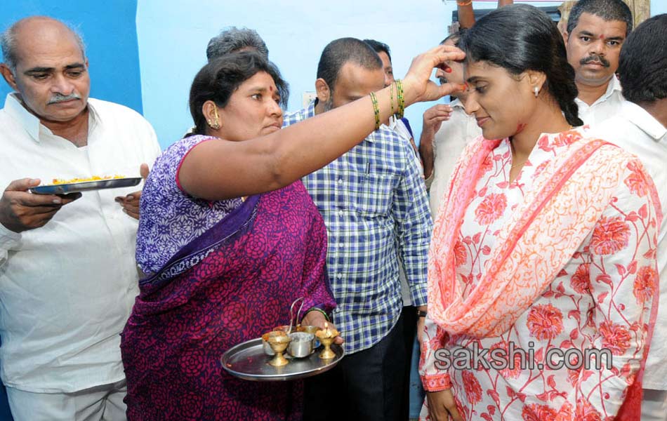 ys sharmila paramarsha yatra in Nalgonda14