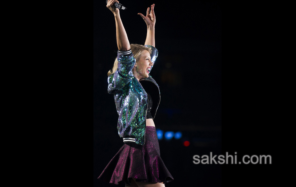 Taylor Swift Performs at MetLife Stadium7