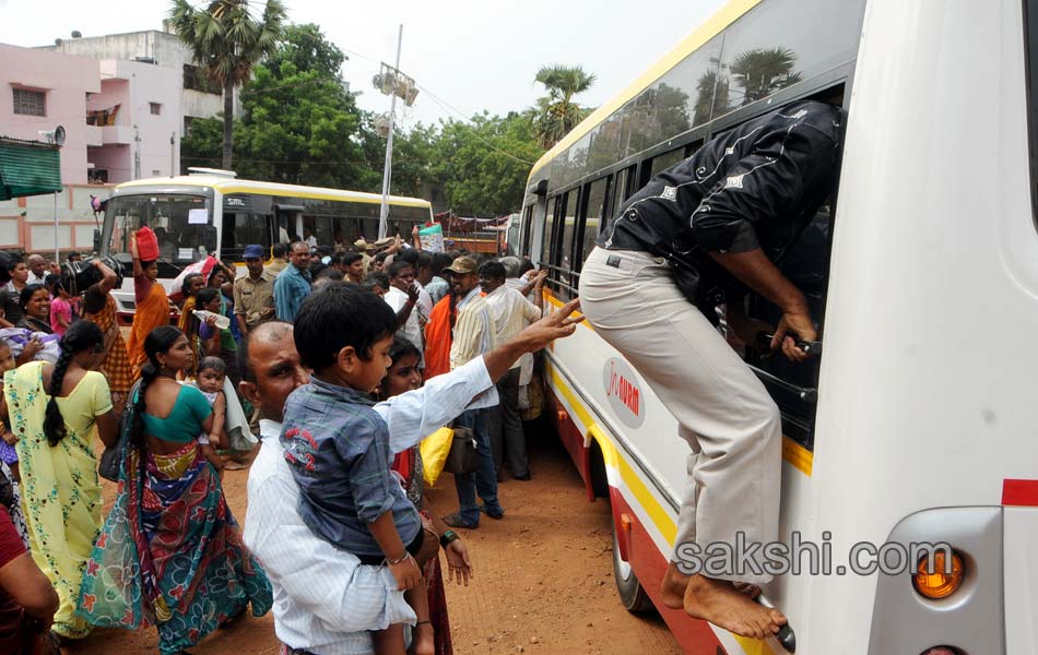Godavari pushkaralu 2015 in AP Day2 - Sakshi32